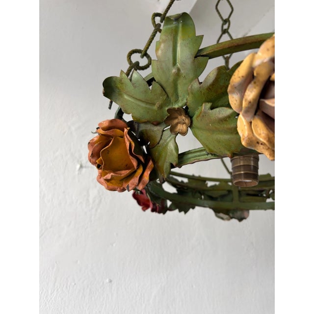 Big Vibrant Roses & Leaves Circular Tole Wrought Iron Chandelier, C 1930 Italy For Sale - Image 6 of 11