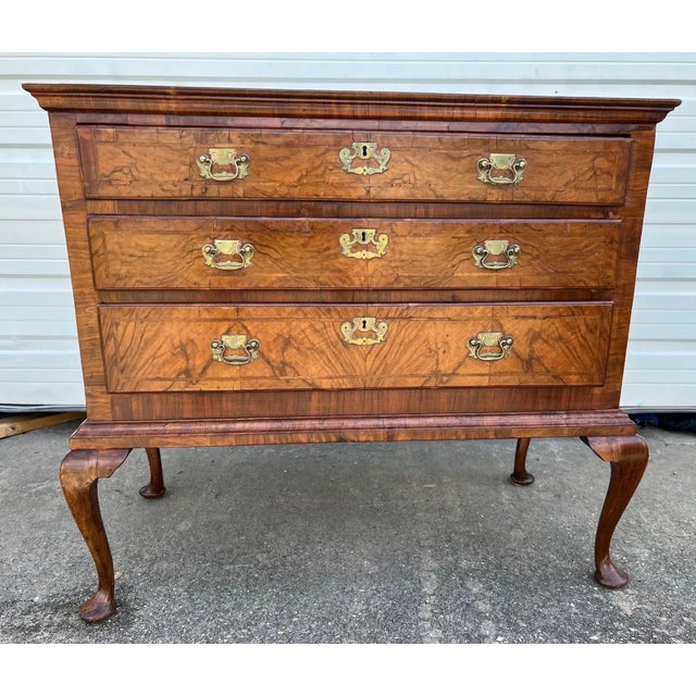 Queen Anne 18th Century Queen Anne Crossbanded Walnut Chest on Frame For Sale - Image 3 of 8