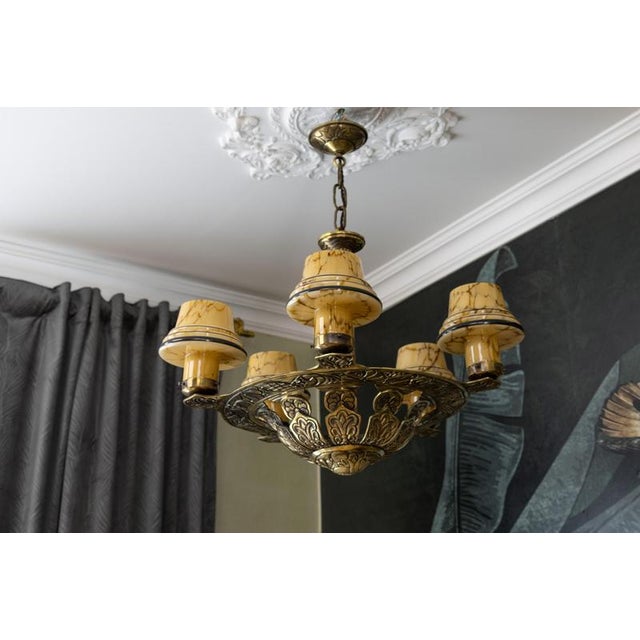 French Art Deco Bronze Chandelier with Marbled Beige Mushroom Glass Shades, 1930s For Sale - Image 11 of 18