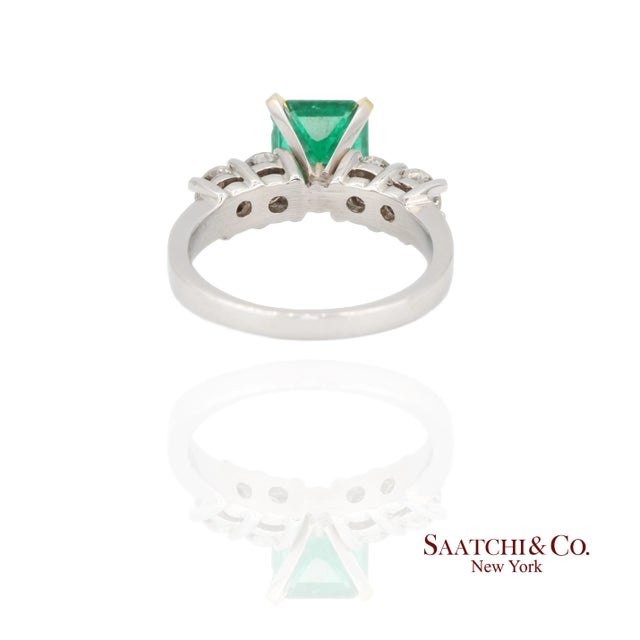 18k (750) White Gold Natural Emerald and Diamond Ring Size 7 For Sale - Image 9 of 10