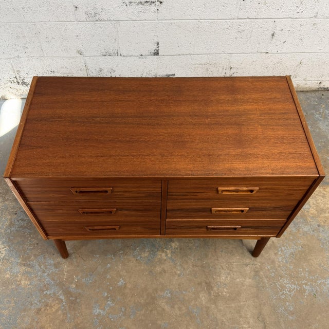 Danish Modern Teak 6 Drawer Low Dresser, Circa 1960s For Sale - Image 4 of 8