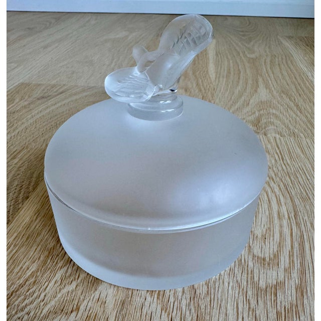 Limited Edition 1975 Lalique for Nina Ricci L’Air Du Temps Frosted Crystal Powder Box, Numbered D-471 For Sale In Chicago - Image 6 of 9