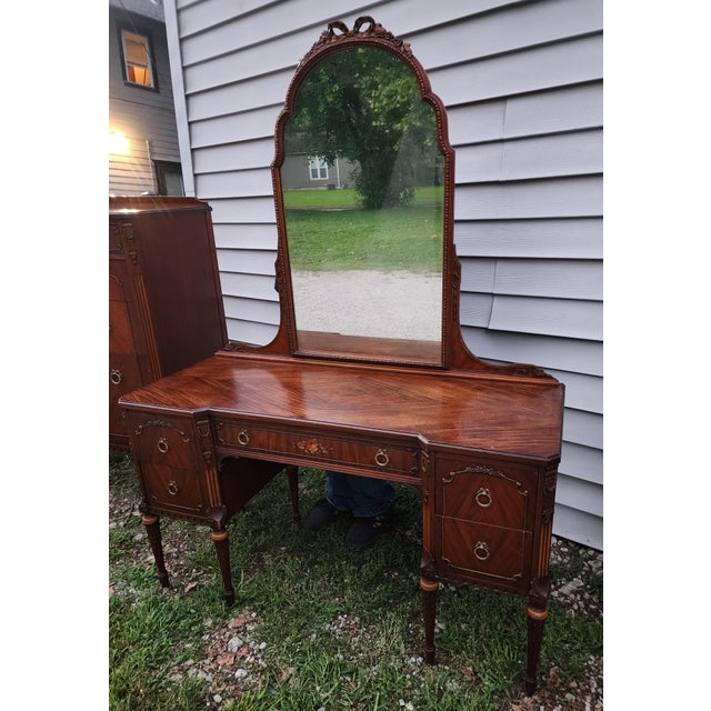 Beautiful antique Sligh Furniture Company bedroom suite manufactured in Grand Rapids, Michigan, circa 1930. This complete...
