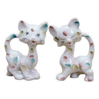 Mid Century Japan Porcelain Long Neck Cat Figurines Calico Splatter Pair 1950s For Sale