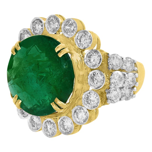 9.8 Carat Round Colombian Emerald and Diamond 18 Karat Gold Ring, Estate For Sale