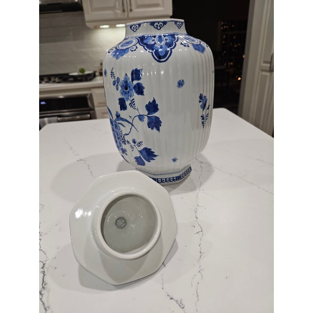 Delft Hand-Painted Dutch Delft Blue & White Ginger Jar With Lid For Sale - Image 4 of 7