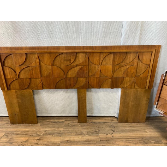A striking example of 1970s Canadian Brutalist design, this sculptural headboard by Tobago Furniture combines the warmth...