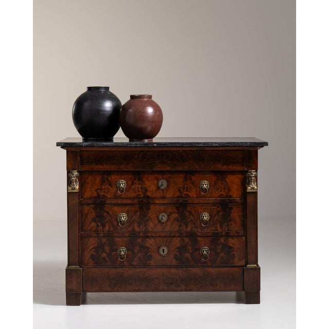 1820-1829 France Rich Mahogany Flame-Veneer Mahogany Chest For Sale - Image 9 of 11