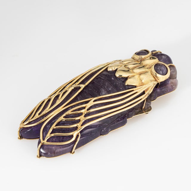 Mid-Century Modern Vintage 1960s Cicada Pendant Carved Amethyst 14k Yellow Gold Statement For Sale - Image 3 of 4