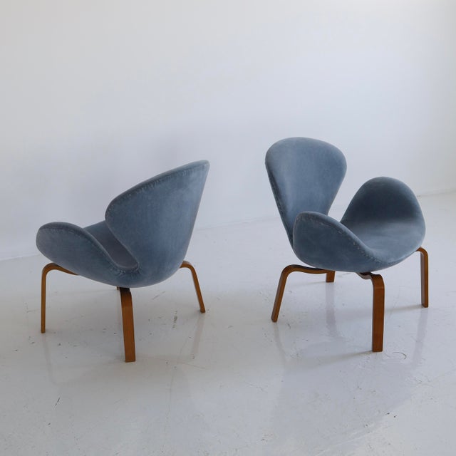 Mid-Century Modern Rare No. 4325 “Swan” Chairs by Arne Jacobsen, a Pair For Sale - Image 3 of 7