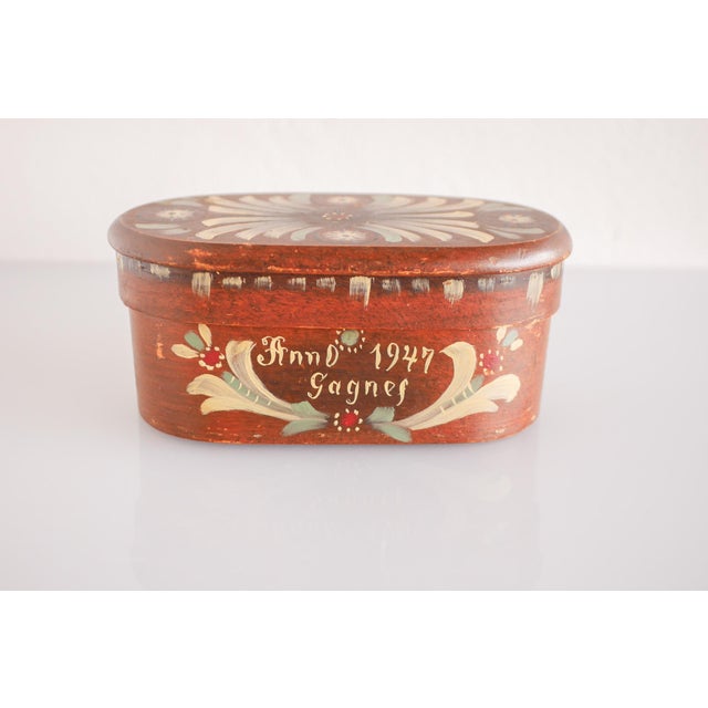 Vintage Traditional Swedish Handmade Bent Wooden Tine Box Svepask Hand-Painted with Kurbits Pattern in the style of Sundborn, 1947 For Sale - Image 12 of 12