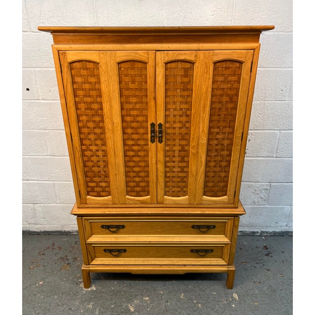 Elegant vintage Thomasville gentleman’s chest crafted in oak and distinguished by its striking faux lattice front. The...