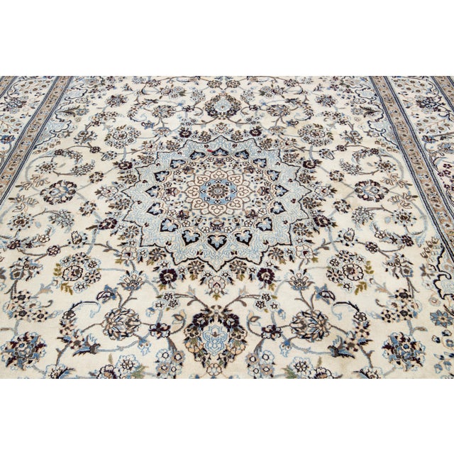 8x12 Vintage Rug – Hand-Knotted Wool Medallion Area Rug (Ivory & Blue) For Sale In New York - Image 6 of 8