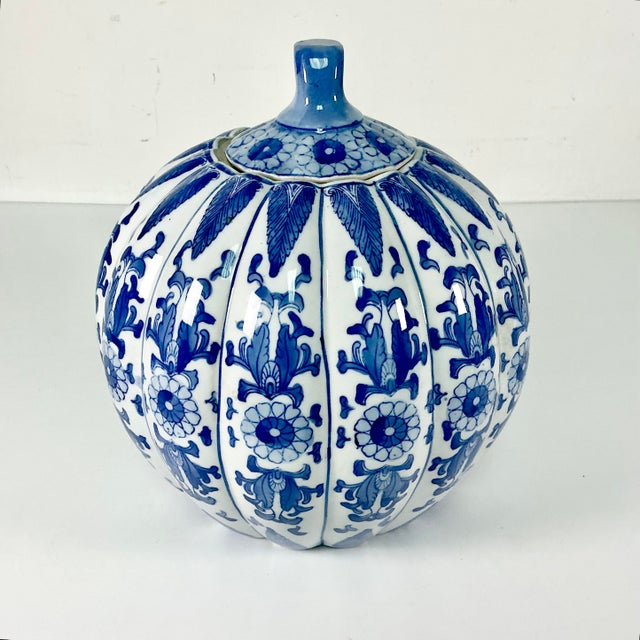 1980s Vintage Chinoiserie Boho Chic Hollywood Regency Blue & White Pumpkin, Halloween & Thanksgiving For Sale - Image 9 of 11