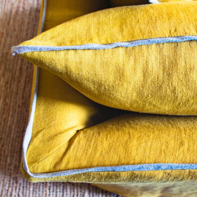 Not Yet Made - Made To Order Sophie Conran Coco 2.5 seater Sofa with Contrast Welt Knife Edge Cushion in Ochre Linen For Sale - Image 5 of 8
