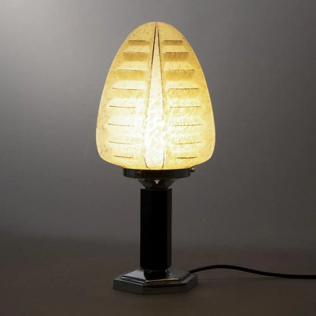 Art Deco British Table Lamp with Mottled Glass Shade, 1930s, in Very Good conditions. Designed 1920 to 1949 UK Plug (up to...