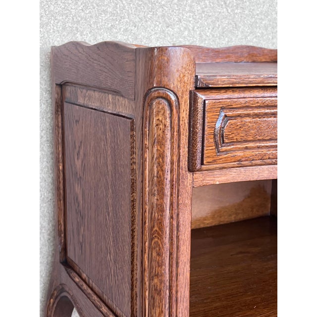 Early 20th Century Pair of Walnut Nightstands Tables with Drawer and Open Shelf For Sale - Image 9 of 18