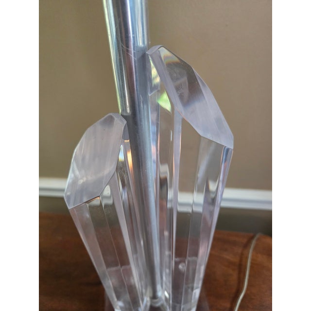 Mid 20th Century Mid-Century Modern Glacier Skyscraper Lucite Table Lamp For Sale - Image 4 of 10