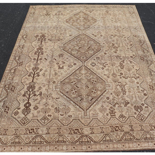 Persian Shiraz Rug With Vertical Sub-Geometric Medallions in Earth Tones For Sale In Atlanta - Image 6 of 15