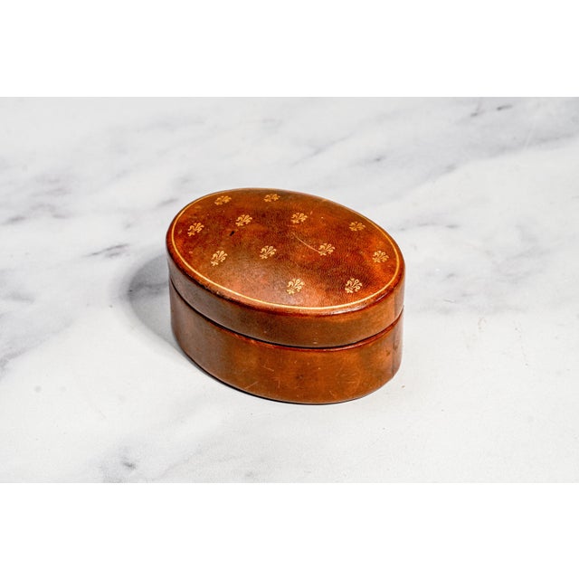 1950s Mid Century Gilt Fleur De Lis Oval Trinket Box, G. Fox & Co. Vintage Italian Leather Jewelry Box Luxury Home Decor For Sale - Image 5 of 12