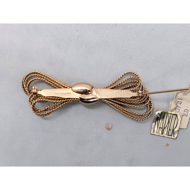 Vintage Signed Napier Goldtone Wire Bow Brooch For Sale In Philadelphia - Image 6 of 8