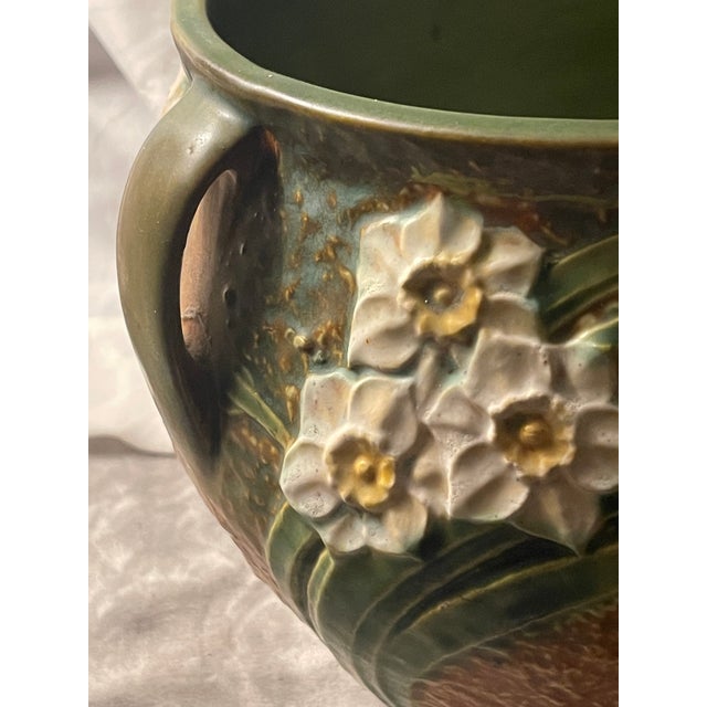 How does your garden grow? This Roseville Jonquil Jardiniere Planter from 1931 is a vintage piece of decorative pottery in...