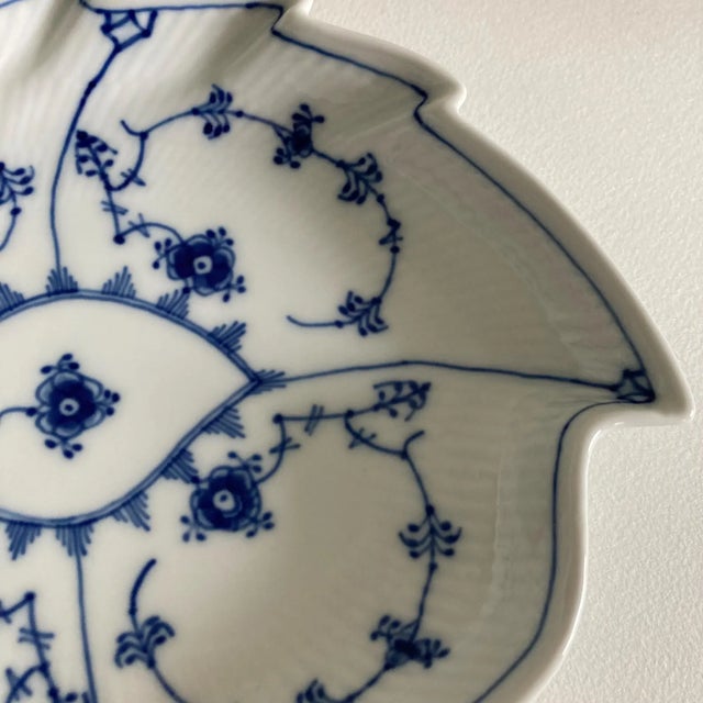 Ceramic Royal Copenhagen Ceramic Leaf Dish - Blue Fluted Half Lace Border (No Trim) Pattern – 20th Century - 9" For Sale - Image 7 of 10