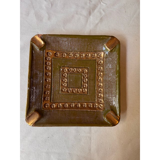 Up for consideration is a beautiful olive green detailed ceramic catchall. This would look lovely on display in your home...
