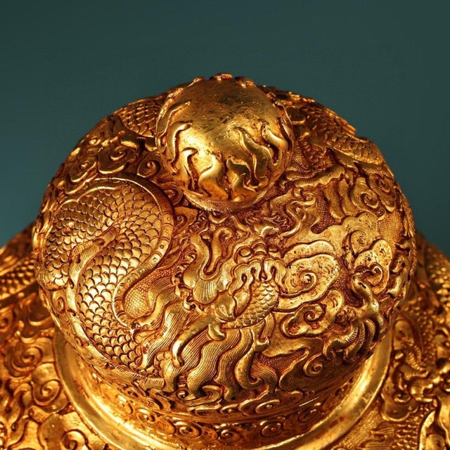 Early 20th Century Magnificent Chinese Gilt Bronze High-Relief "Nine Dragons" Covered Jar With "Qianlong" Mark For Sale In Los Angeles - Image 6 of 10