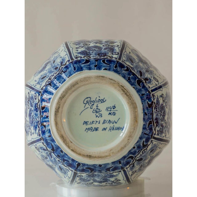 Dutch Delft Blue & White Ceramic Table Lamp with New Pleated Ikat Shade For Sale - Image 11 of 13