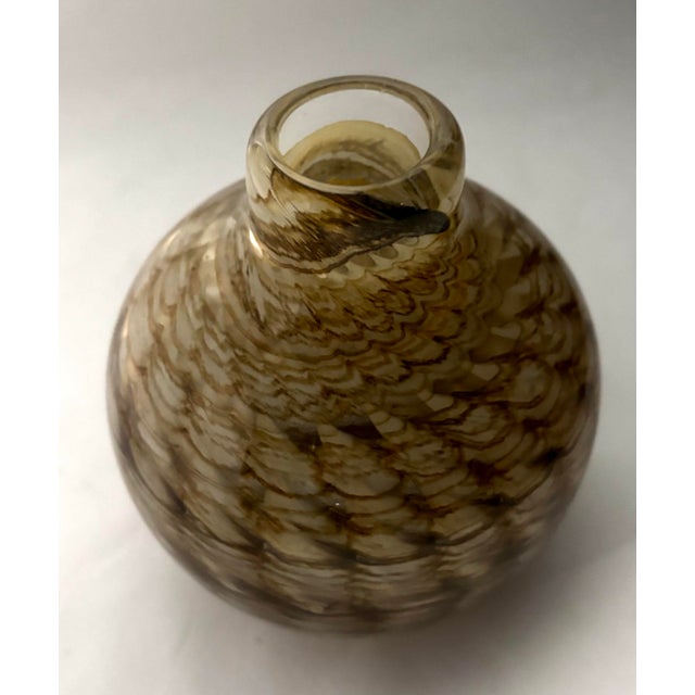1970s 1977 Doug Sweet Signed Pulled-Feather Studio Glass Vase For Sale - Image 5 of 7
