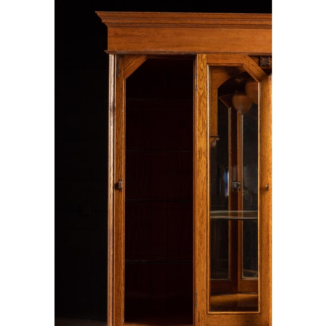 French Provincial Early 20th Century Lighted Hutch Cabinet For Sale - Image 3 of 10