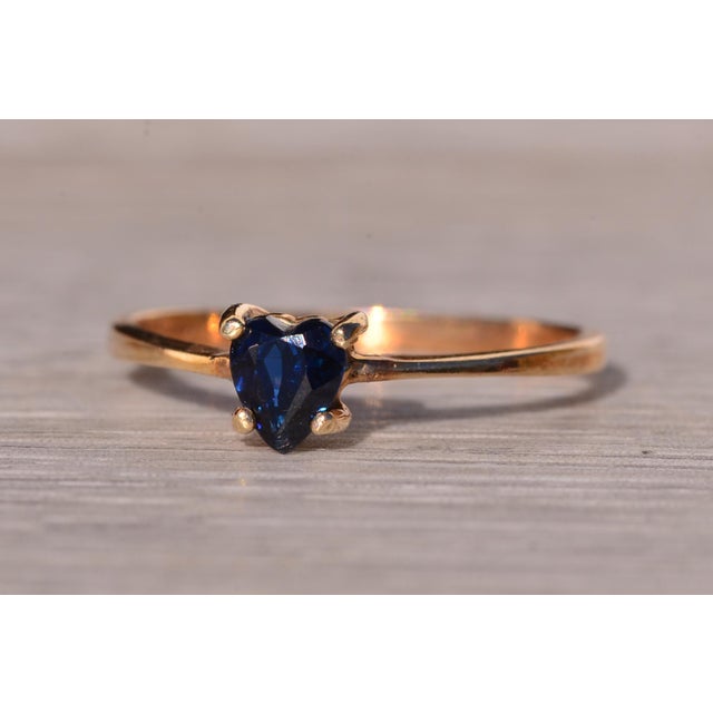 1990s The Titanic: Natural Blue Heart Shaped Sapphire Ring in Yellow Gold For Sale - Image 5 of 11