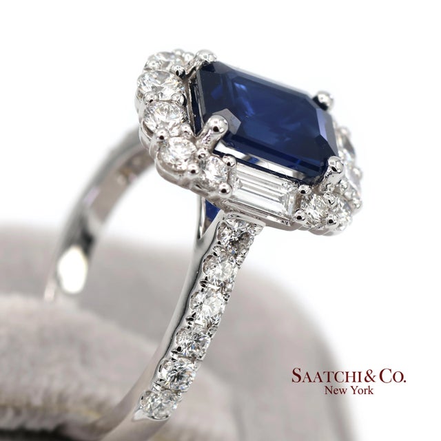 White Exquisite 18k (750) White Gold Royal Blue Sapphire and Natural Diamond Ring, Size 5 For Sale - Image 8 of 11