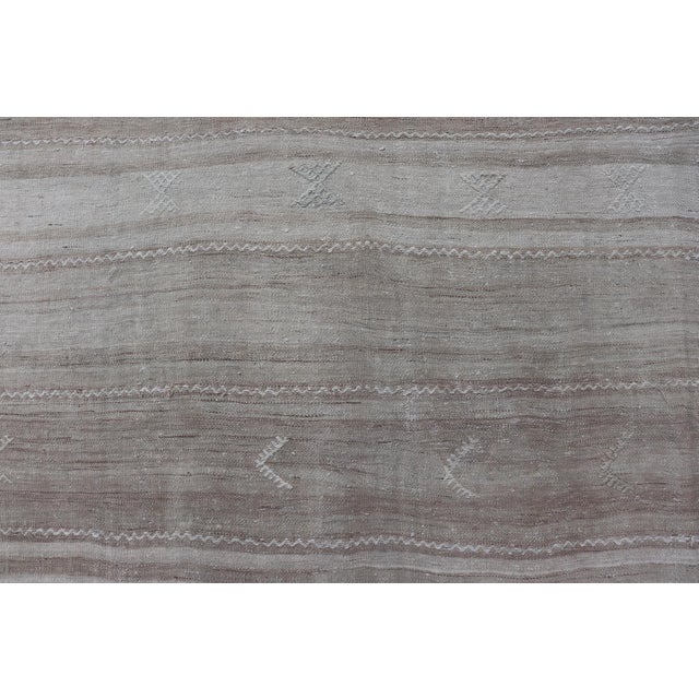 Early 20th Century Subtle Vintage Turkish Kilim Rug With Soft Beige and Taupe Tones 5'4 X 6'9 For Sale - Image 5 of 10