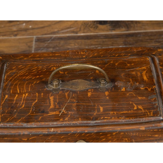 French 1890s Rustic Painted Tôle Box with Wood Grain Finish and Goldenrod Accent For Sale In Atlanta - Image 6 of 11