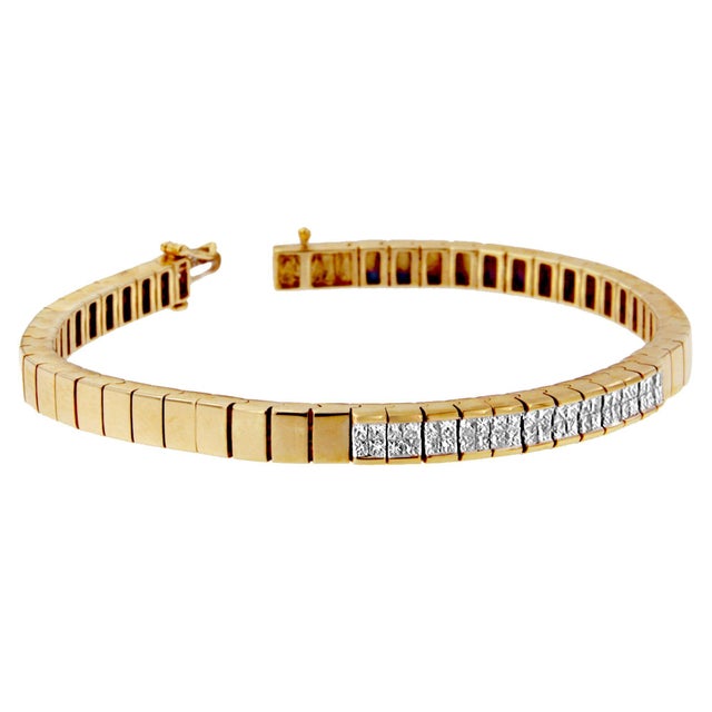 A beautiful cut bracelet made from sparkling 14 karat yellow gold with a multi-tude of shining diamonds. The breaks in the...