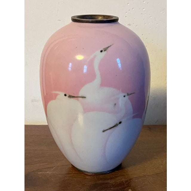Antique 19th Century Japanese Meiji Wireless Cloisonne Bird Vase Decorated With Egrets or Cranes in Pink and White Enamels For Sale - Image 14 of 16