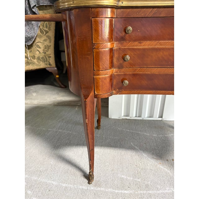 French Style Kidney Shaped Writing Table or Bureau Plat, 20th Century For Sale - Image 4 of 8