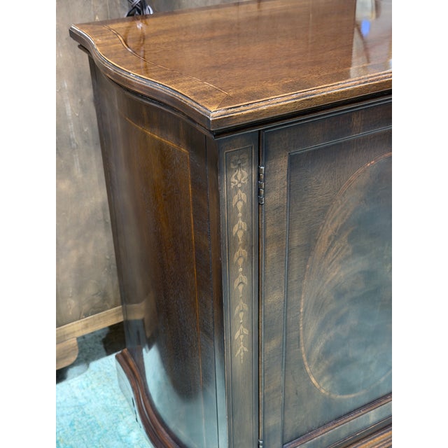 Traditional Vintage Drexel Heritage Heirloom Mahogany Federal Style Bar Server Cabinet With Inlay For Sale - Image 3 of 12