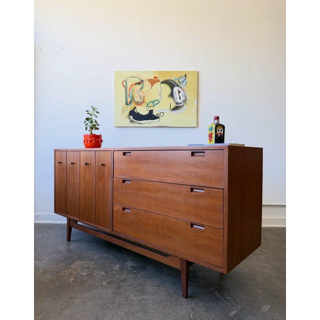 ✨ This gorgeous American of Martinsville mid-century modern dresser/credenza features stunning warm walnut wood tones, six...