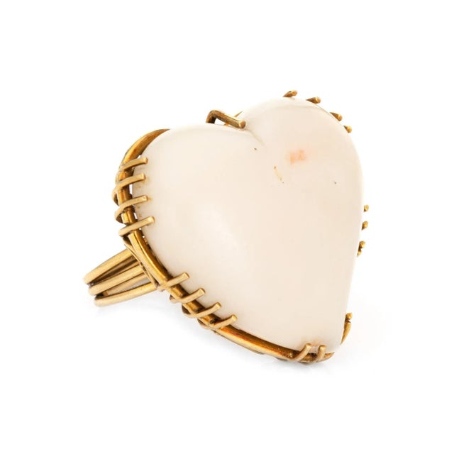 Modern Huge Angel Skin Coral Heart Ring 60s Vintage 18k Yellow Gold Cocktail Jewelry size 5 For Sale - Image 3 of 5