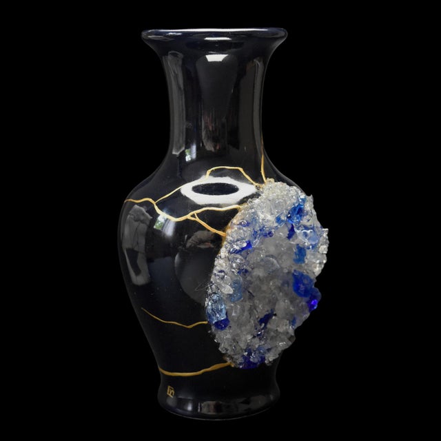Midnight blue porcelain vase: a reinvented heritage This 21 cm midnight blue porcelain vase is the result of ancestral...