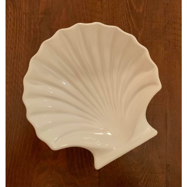 Early 21st Century Ceramic Clam Shell Appetizer Dishes - Coastal Serve Ware, Palm Beach Regency, Beach House, Cottage Core, Nautical, Entertaining, Catchalls - Set of 4 For Sale - Image 5 of 8