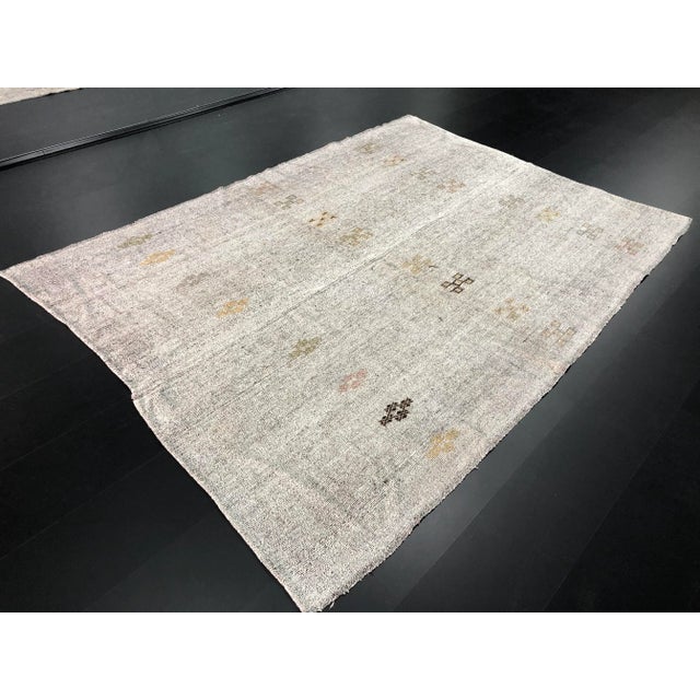 This is a vintage Turkish handwoven natural kilim rug. The piece was made in the 1960s.