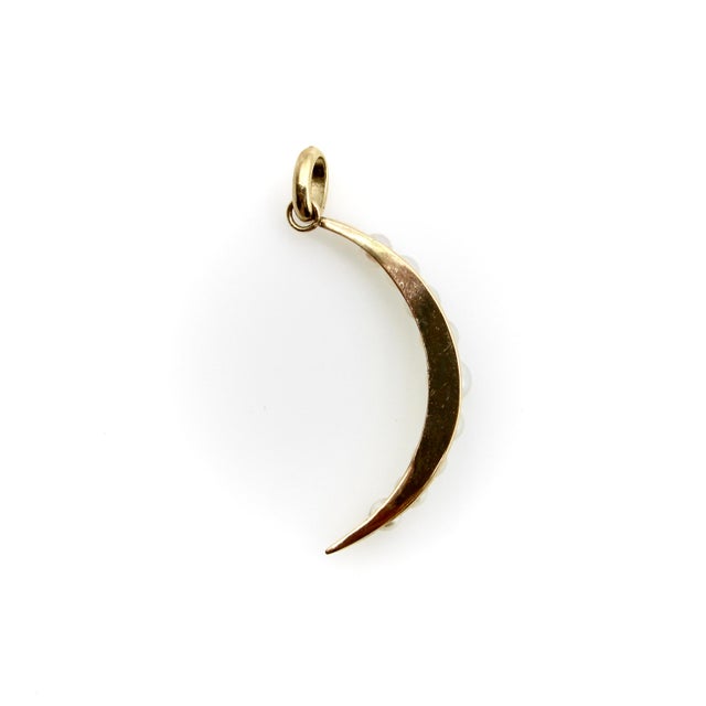 1950s 14k Gold Mid-Century Modern Pearl Crescent Moon Pendant For Sale In Los Angeles - Image 6 of 9