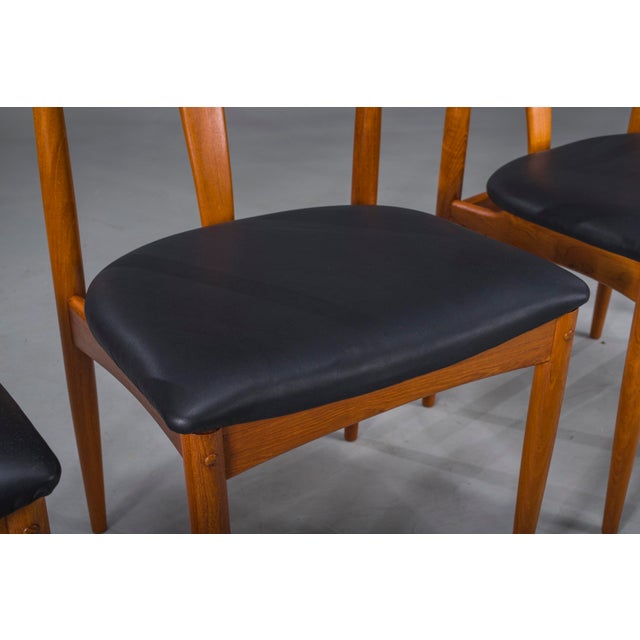 1960s Juliane Dining Chairs in Teak and Black Leather by Johannes Andersen for Uldum Møbelfabrik, Denmark, 1960s, Set of 6 For Sale - Image 5 of 18