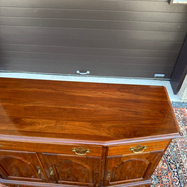 1980s 1980s Knob Creek / Ethan Allen Traditional Georgian Solid Cherry 4 Door 6 Drawer Buffet or Sideboard (31-6311) For Sale - Image 5 of 16