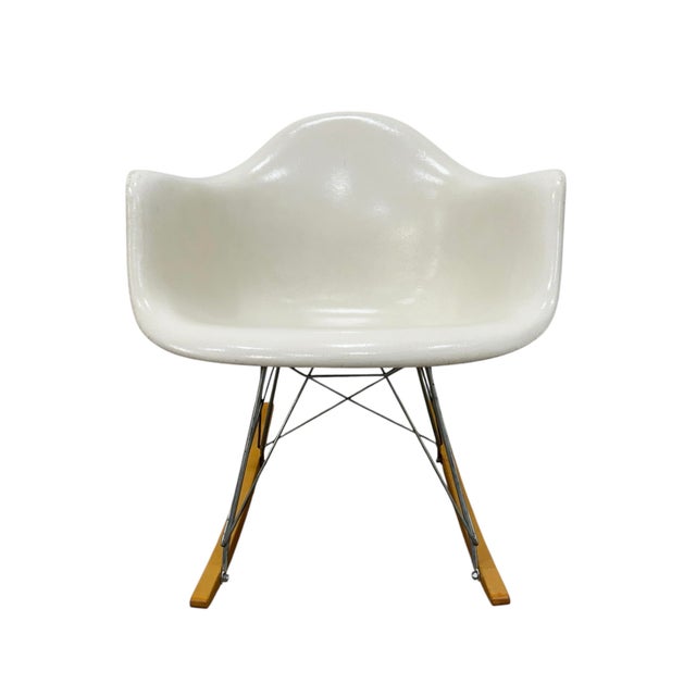 Mid-Century Modern Vintage Herman Miller Eames Fiberglass Rocking Chair (Rar) Mid-Century Modern | Original Shell & Base For Sale - Image 3 of 15