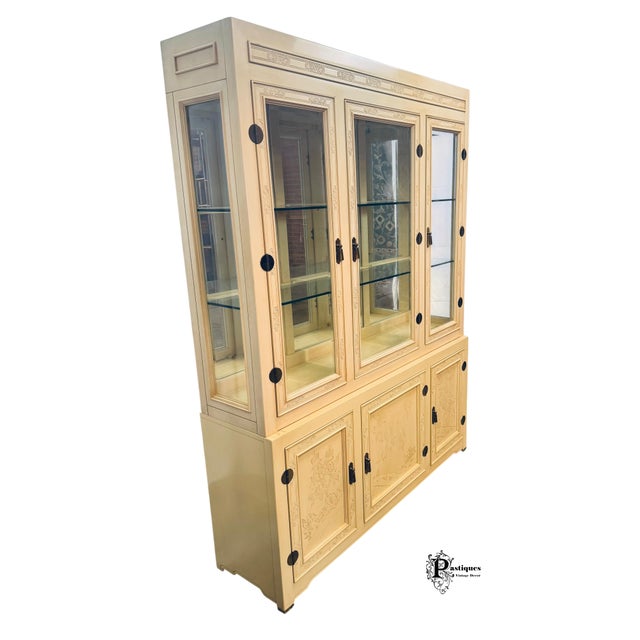Chinoiserie Vintage Bernhardt Shibui Collection Chinoiserie Style Ivory Display / China Cabinet For Sale - Image 3 of 11